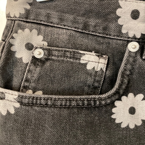 ❗️5X$30❗️ Black Floral Women's Shorts - Picture 3 of 4